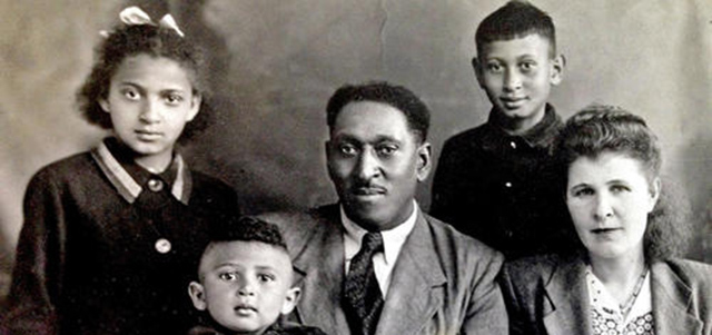 Foto della famiglia di Emilia Tynes-Mensah, scattata nel 1950. Da sinistra: Emilia, il padre George Tynes, i suoi due fratelli, Slava e Ruben e la madre. (Foto da http://www.latimes.com/world/la-fg-c1-black-russian-americans-20141119-story.html#page=1)