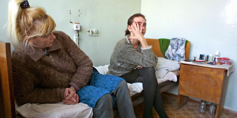 Due donne in un centro di recupero per malati di AIDS in Russia. (ALEXANDER NEMENOV/AFP/Getty Images)