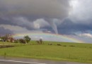 Il video di un tornado con un arcobaleno