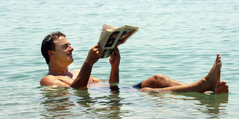 L'attore Chris Noth, conosciuto per la serie tv "Sex and the City", nel Mar Morto, nel sud di Israele, il 25 luglio 2004. (Getty Images)