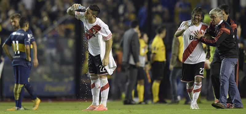 I calciatori del River Plate dopo l'aggressione. (JUAN MABROMATA/AFP/Getty Images)