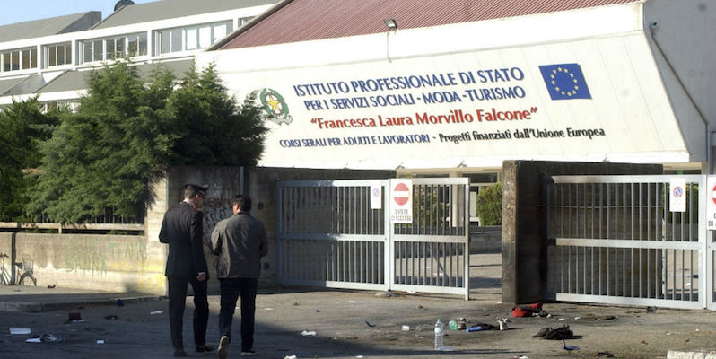 L'ingresso principale dell'istituto professionale IPSSS "Morvillo Falcone", dove è avvenuta l'esplosione.
(LaPresse)