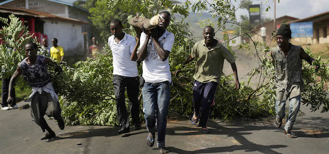 Alcuni manifestanti trascinano un albero in mezzo alla strada nel quartiere Musaga di Bujumbura, in Burundi, il 6 maggio 2015.
(AP Photo/Jerome Delay)
