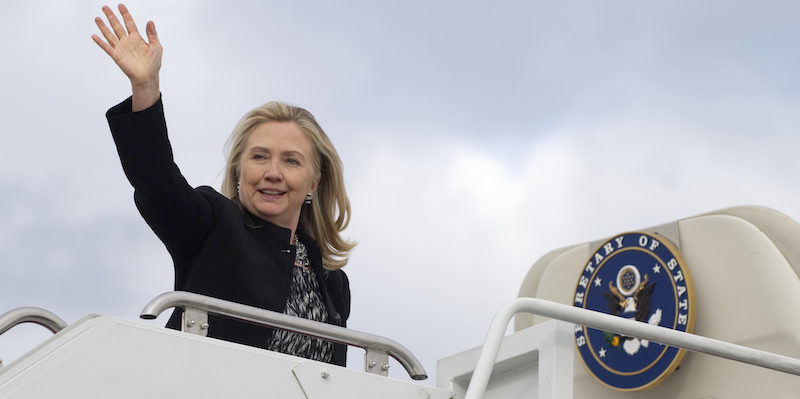 Hillary Rodham Clinton sale su un aereo in Maryland, diretto in Corea del Sud e Myanmar, nel 2001 (AP Photo, Saul Loeb, Pool)