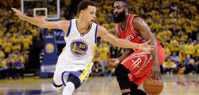 James Harden degli Houston Rockets e Steph Curry di Golden State durante gara 2 delle finali della Western Conference dei playoff NBA, a Oakland il 21 maggio. (AP Photo/Rick Bowmer)