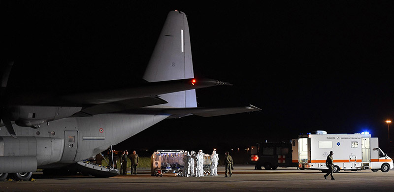 L'arrivo il 13 maggio a Roma dell'aeroplano che ha trasportato l'infermiere affetto da ebola (EPA/Aeronautica Militare)