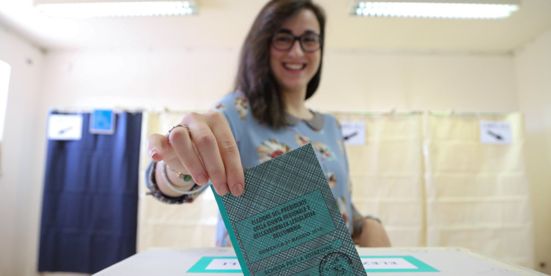 Una donna vota per le elezioni regionali in un seggio elettorale a Perugia, 31 maggio 2015. (ANSA/ CROCCHIONI)
