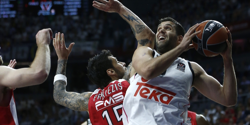 Real's Felipe Reyes, right, goes for the basket next to Olympiacos' Giorgios Printezis during the Euroleague Final Four Championship basketball match between Real Madrid and Olympiacos in Madrid, Spain, Sunday, May 17, 2015. (AP Photo/Daniel Ochoa de Olza)