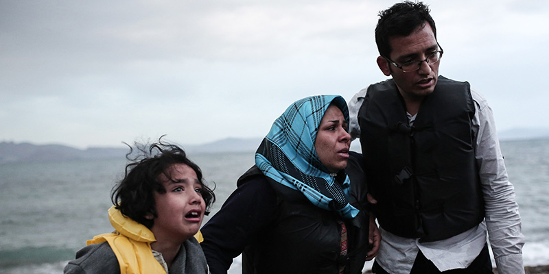 Dei migranti afghani dopo il loro arrivo a Kos, in Grecia, il 27 maggio (ANGELOS TZORTZINIS/AFP/Getty Images)