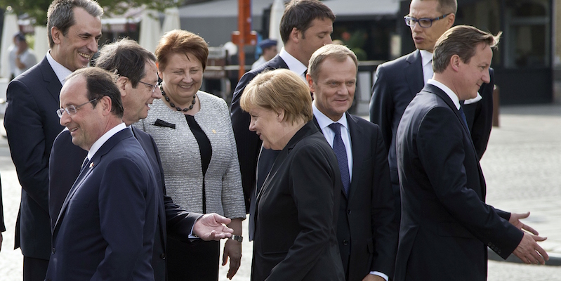 Alcuni leader dei paesi europei di fronte al Cloth Hall a Ypres, in Belgio, il 26 giugno 2014. (AP Photo/Michel Euler)