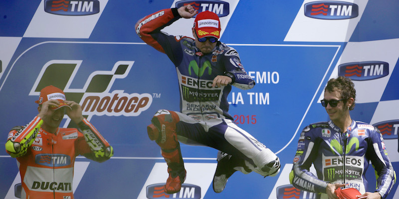 Il podio del Gran Premio d'Italia: Jorge Lorenzo, al centro, Andrea Iannone, a sinistra, e Valentino Rossi.
(AP Photo/Gregorio Borgia)