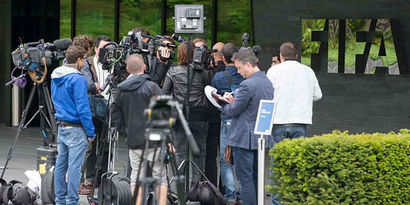 Giornalisti fuori dalla sede FIFA, a Zurigo,il 27 maggio (Philipp Schmidli/Getty Images)