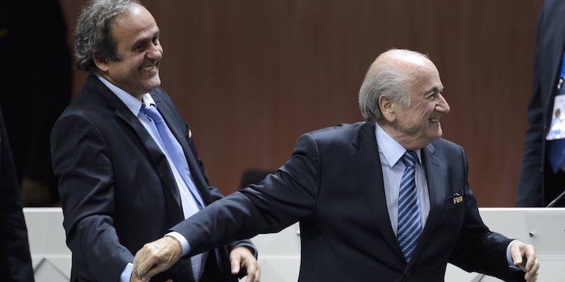 Sepp Blatter e Michel Platini a Zurigo, in Svizzera, il 29 maggio 2015. (FABRICE COFFRINI/AFP/Getty Images)