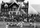 La fotografia dell'incendio dietro a una partita di college football
