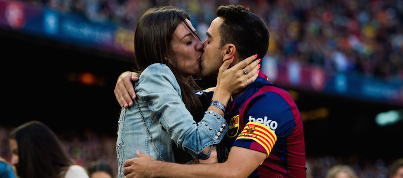 Xavi del Barcellona bacia sua moglie Nuria Cunillera. (Alex Caparros/Getty Images)