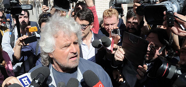 Foto Fabio Cimaglia / LaPresse
Roma 07-05-2015
Politica
Beppe Grillo con una delegazione di Deputati del Movimento 5 Stelle esce da Montecitorio e parla con la stampa
Nella foto Beppe Grillo