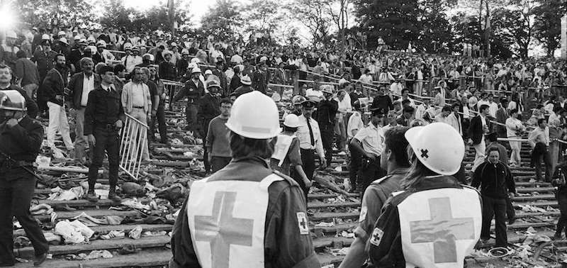 Un gruppo di soccorritori nei pressi della tribuna crollata dello stadio (DOMINIQUE FAGET/AFP/Getty Images)