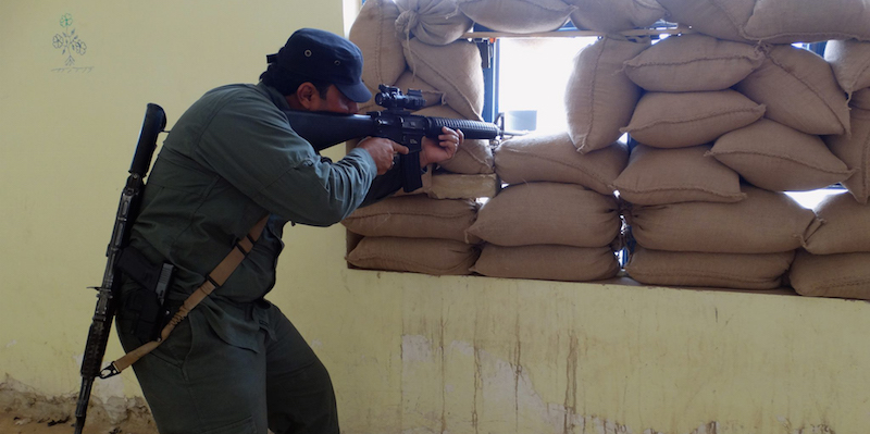 Un sunnita combatte contro l'ISIS a Ramadi, nella provincia irachena di Anbar, il 14 maggio 2015. (AP Photo)