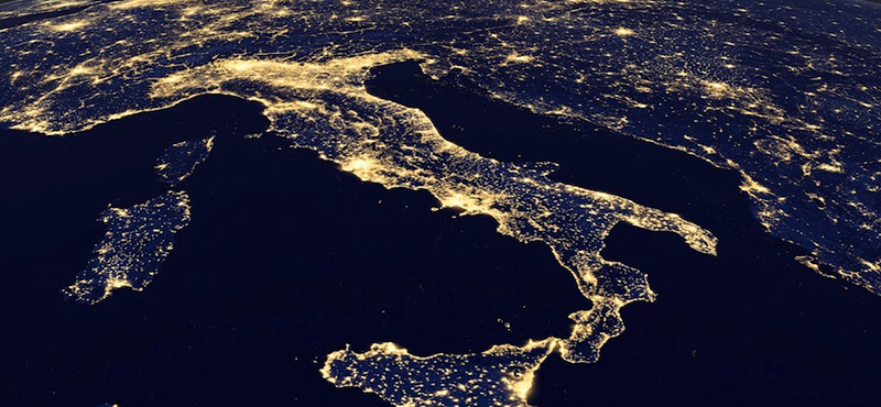 L'Italia fotografata dall'orbita terrestre, di notte (NASA.gov)