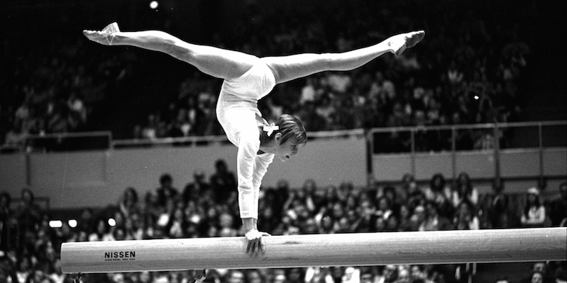 Olga Korbut durante un esercizio alla trave alle Olimpiadi di Montreal, in Canada, il 21 luglio 1976.
(AP Photo)