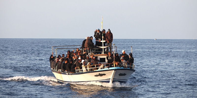 Una barca di migranti verso Lampedusa (Lapresse)