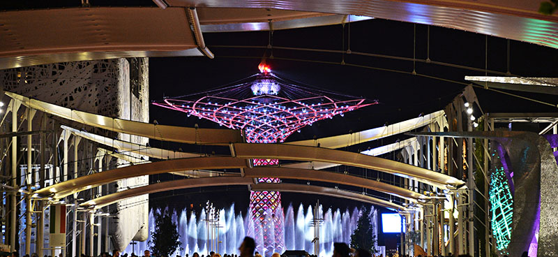 Una visuale dell'Albero della vita di Expo, illuminato (Lapresse/Gian Mattia D'Alberto)
