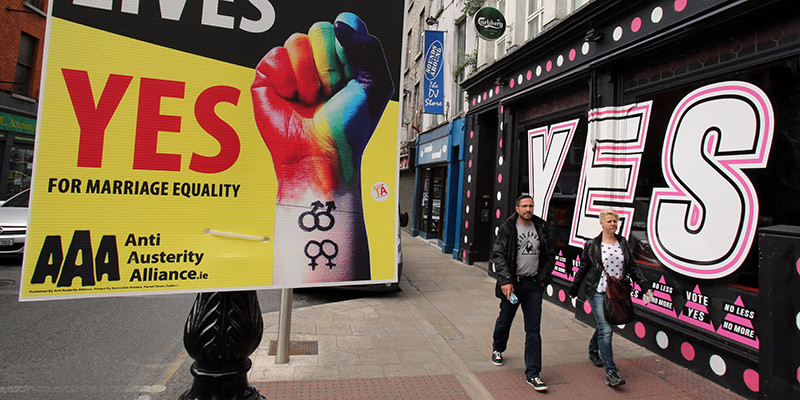 Un'affissione a favore dei matrimoni gay a Dublino, Irlanda ( PAUL FAITH/AFP/Getty Images)