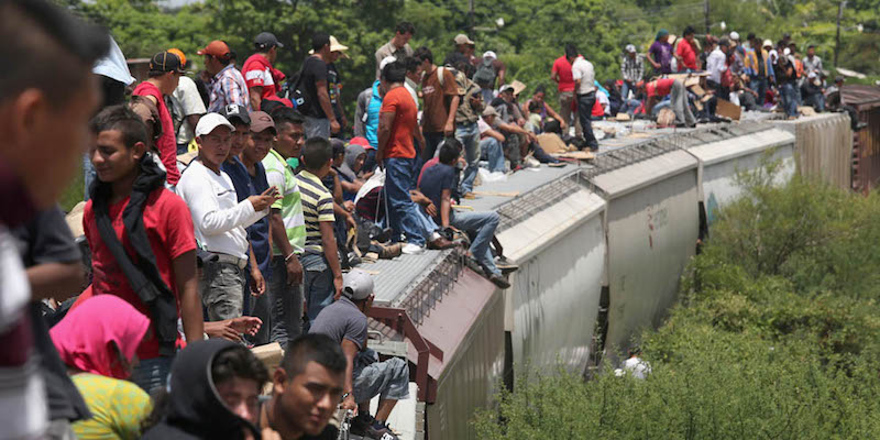 Immigranti centro-americani a bordo di un treno diretti verso il Messico, e poi gli Stati Uniti, 6 agosto 2013. (John Moore/Getty Images)