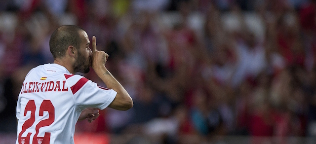Aleix Vidal festeggia dopo aver segnato il primo gol contro la Fiorentina (Jorge Guerrero/AFP/Getty Images)