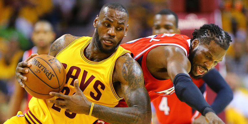 LeBron James (Cleveland Cavaliers) e DeMarre Carroll (Atlanta Hawks). Cleveland, Ohio, 26 maggio 2015.
(Curtis Compton/Atlanta Journal-Constitution via AP)