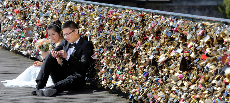 Una coppia di sposi sul Pont des Arts, il 16 aprile 2014. (AP Photo/Remy de la Mauviniere)