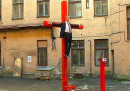 La statua di un uomo crocefisso che sembra Vladimir Putin, a Riga