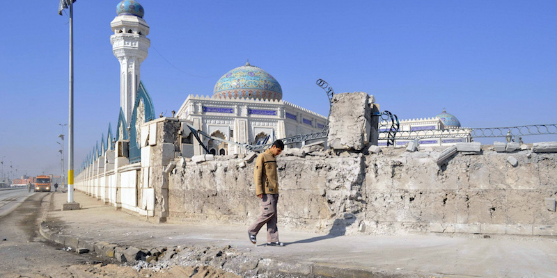 Un uomo iracheno di fianco a una moschea di Ramadi, danneggiata a causa di un attacco suicida, nel gennaio del 2011. (AZHAR SHALLAL/AFP/Getty Images)