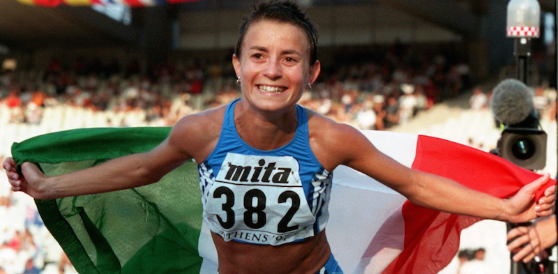 Annarita Sidoti con la medaglia d'oro alla fine della 10 chilometri marcia dei Mondiali di atletica di Atene del 1997 (AP Photo/Doug Mills, File)