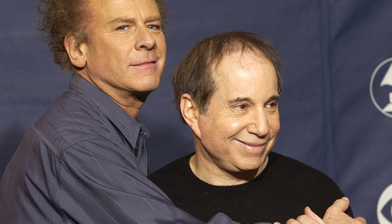 Paul Simon, a destra, e Art Garfunkel nel 2003 a New York. (AP Photo/Kathy Willens)
