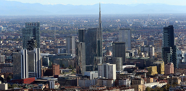 Una veduta di Milano, con lo skyline dei grattacieli di Porta Nuova, ripresa dalla Torre Isozaky che sorge nel quartiere Citylife, 22 ottobre 2014.
ANSA / MATTEO BAZZI