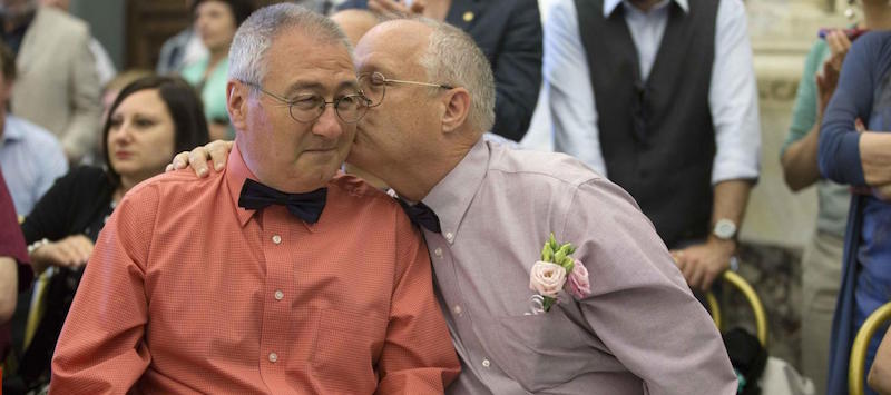 Un uomo bacia il suo compagno durante la trascrizione nei registri di stato civile dei matrimoni gay a Roma, 21 maggio 2015 (Vincenzo Livieri - LaPresse) 