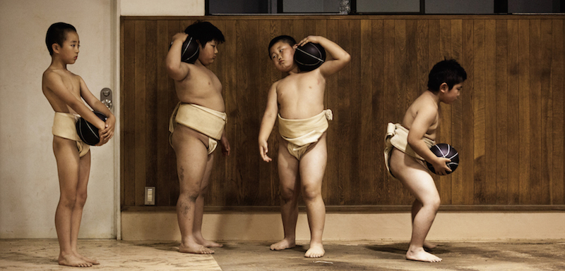 Bambini giapponesi si allenano a un centro sportivo di sumo a Tokyo, in Giappone.
(Ko Sasaki for The Washington Post)