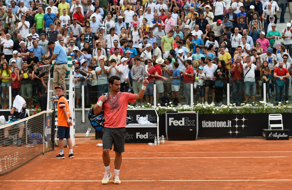 Il tennista italiano Fabio Fognini saluta il pubblico dopo aver perso il suo incontro contro Tomas Berdych della Repubblica Ceca, 14 maggio 2015 (Mike Hewitt/Getty Images)
