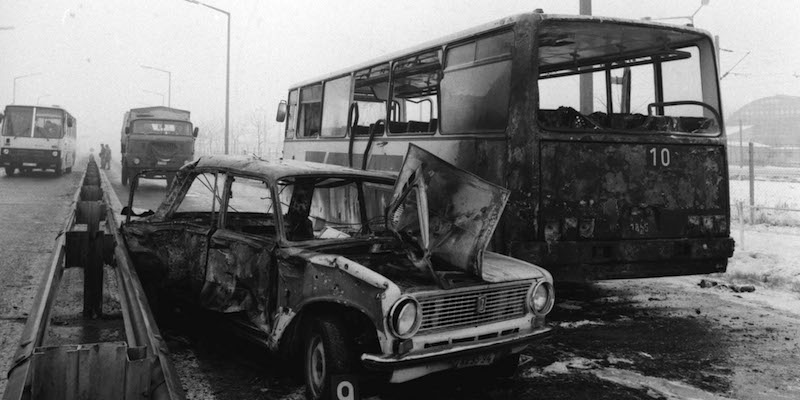 Due veicoli danneggiati per l'esplosione di un'autobomba vicino all'aeroporto di Ferihegy, a Budapest, in Ungheria, il 23 dicembre 1991. (AP Photo/MTI/Sandor H. Szabo)