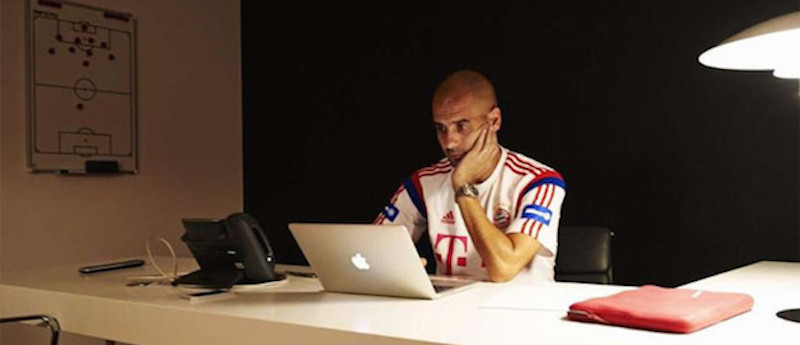 Pep Guardiola nel suo ufficio del Bayern Monaco nelle foto diffuse dalla rivista ufficiale del Bayern Monaco nel settembre del 2014