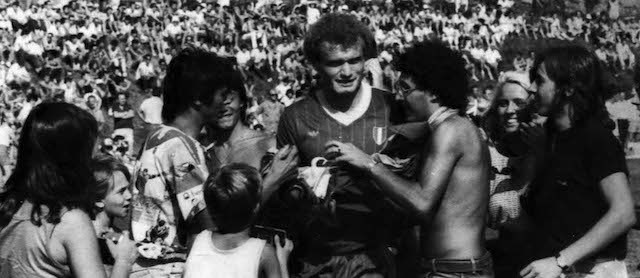 Hans Peter Briegel del Verona circondato dai tifosi prima di un'amichevole estiva del 1985 (Ap Photo)
