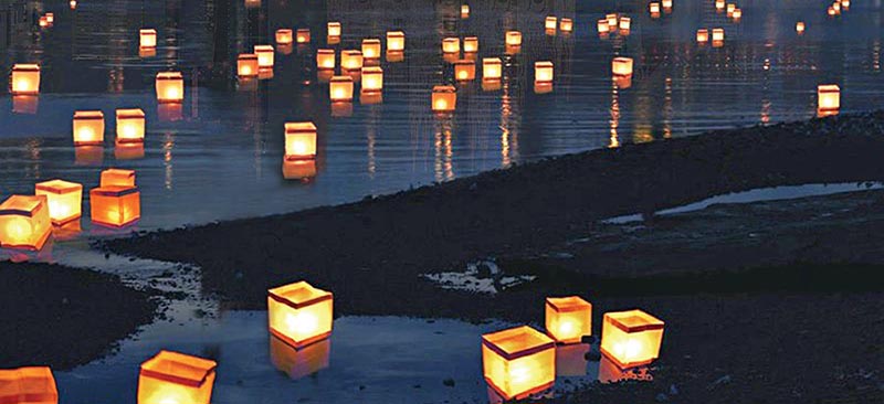 Le lanterne verranno fatte galleggiare sull'acqua del Naviglio 