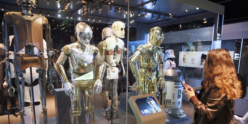 Un visitatore osserva alcuni robot tra cui C-3PO, il robot di Star Wars alla mostra"Star Wars Identities" alla Città del Cinema. Saint-Denis, il 13 febbraio 2014. (PATRICK KOVARIK/AFP/Getty Images)