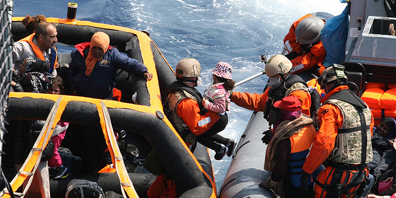 Soccorso nel Mar Mediterraneo, 6 giugno 2015 (Alexander Gottschalk/Bundeswehr via AP)