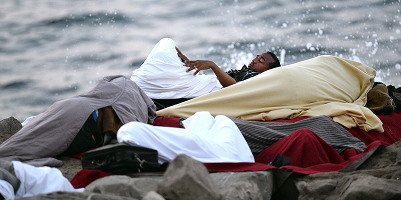 Migranti sulla scogliera di Ventimiglia, 15 giugno 2015 (AP Photo/Massimo Pinca)