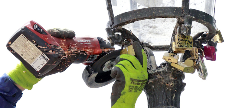 Le foto della rimozione dei lucchetti degli innamorati a Parigi