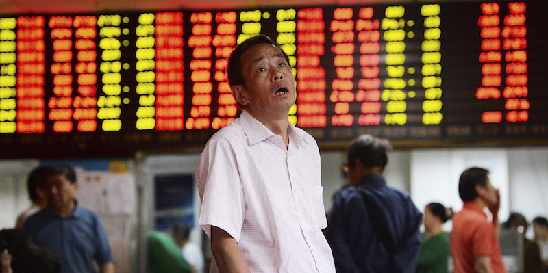 Un uomo osserva l'andamento del mercato finanziario a Shangai, il 29 giugno 2015. (Chinatopix via AP) 