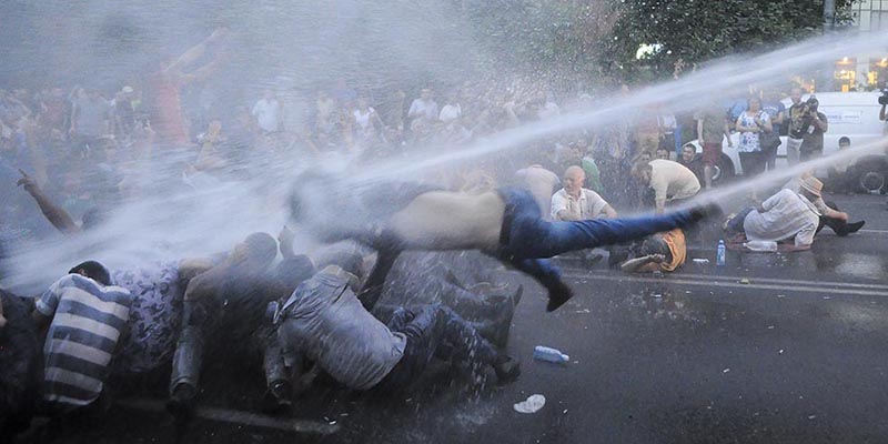 La polizia usa cannoni ad acqua per disperdere le proteste di Erevan, 23 giugno 2015 (Narek Aleksanyan/PAN Photo via AP)