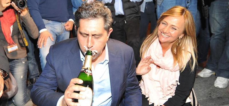 Giovanni Toti festeggia con la moglie Siria Magri (D) e lo staff dopo il successo elettorale a Genova, 01 Giugno 2015.ANSA/PAOLO ZEGGIO
ZEGGIO/ANSA/Z5Z